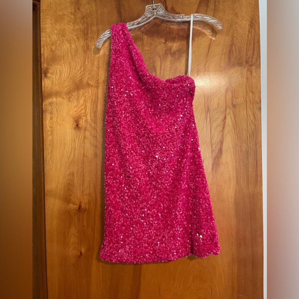 Hellymoon fuchsia sequins one shoulder Homecoming dress size 4. Sk # HM04032495